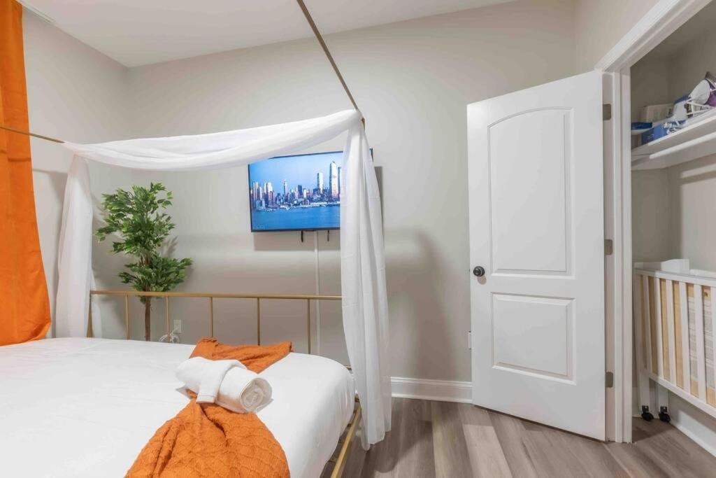 Pumpkin Premise By Airport, 5 Beds, Sleeps 8, Book 7 Days, Get 20 Percent Off Leilighet Newark Eksteriør bilde